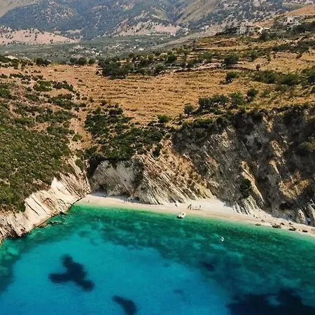 House Of Stones 1, Cozy W Parking Apartment Himare